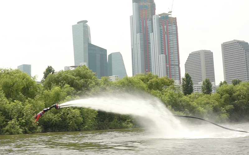 박진민 프로가 돌고래처럼 다이빙하는 돌핀 기술을 선보이고 있다.