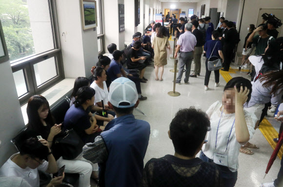 고유정 첫 정식재판 방청 열기 ‘후끈’