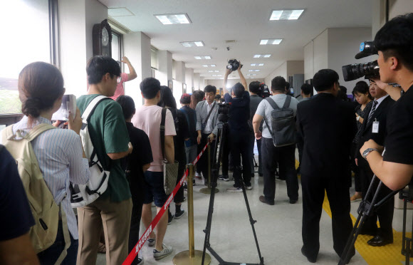 고유정 첫 정식재판 방청 열기 ‘후끈’