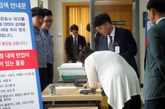 고유정 첫 정식재판 방청 열기 ‘후끈’