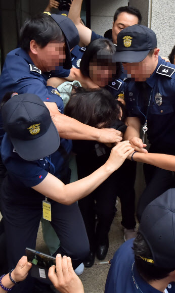 시민들에게 머리채 잡힌 고유정