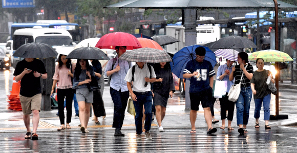 비가 내린 12일 시민들이 우산을 쓴채 출근길을 재촉하고 있다. 2019.8.12 박지환기자 popocar@seoul.co.kr