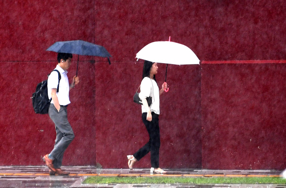 비가 내린 12일 시민들이 우산을 쓴채 출근길을 재촉하고 있다. 2019.8.12 박지환기자 popocar@seoul.co.kr