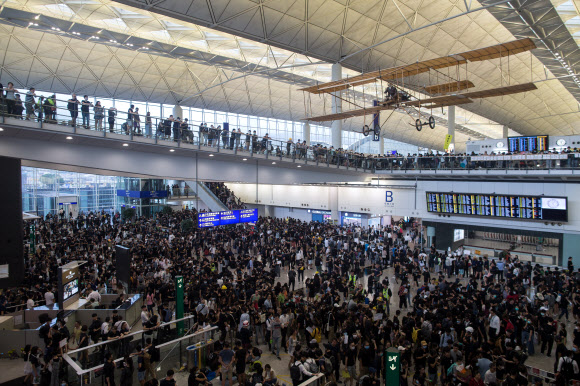 ‘시위대 점령’ 홍콩공항 폐쇄… 한국 여행객 1000여명 발 묶여