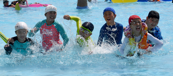 폭염주의보가 내려진 13일 서울 뚝섬 수영장은 찾은 어린이들이 수영을 하며 더위를 식히고 있다. 2019.8.13 박지환기자 popocar@seoul.co.kr