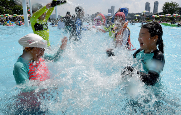 폭염주의보가 내려진 13일 서울 뚝섬 수영장은 찾은 어린이들이 수영을 하며 더위를 식히고 있다. 2019.8.13 박지환기자 popocar@seoul.co.kr