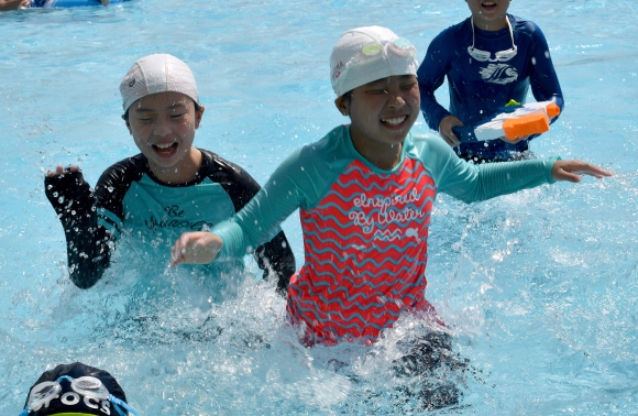 폭염주의보가 내려진 13일 서울 뚝섬 수영장은 찾은 어린이들이 수영을 하며 더위를 식히고 있다. 2019.8.13 박지환기자 popocar@seoul.co.kr