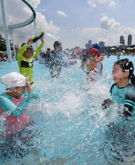 폭염주의보가 내려진 13일 서울 뚝섬 수영장은 찾은 어린이들이 수영을 하며 더위를 식히고 있다. 2019.8.13 박지환기자 popocar@seoul.co.kr