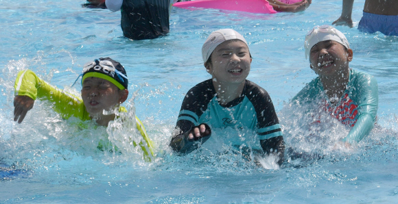 폭염주의보가 내려진 13일 서울 뚝섬 수영장은 찾은 어린이들이 수영을 하며 더위를 식히고 있다. 2019.8.13 박지환기자 popocar@seoul.co.kr
