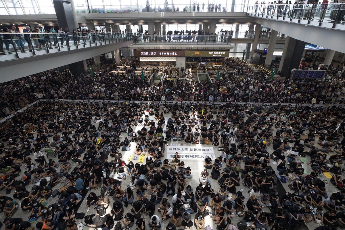 사진은 지난 12일 ‘범죄인 인도법안’(송환법안)에 반대하는 홍콩 시민들이 홍콩국제공항에 몰려들어 경찰의 강경 진압을 규탄하고 홍콩 정부에 완전한 민주주의 실현을 요구하고 있는 모습. AFP 연합뉴스
