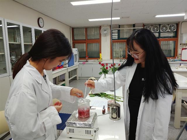 서울 당곡고의 ´과학과제연구´ 수업에 참여한 인근 학교 학생들이 수증기 증류를 통해 장미꽃 향수를 만드는 실험을 하고 있다. 당곡고와 인근 4개 일반고는 ´연합형 교육과정´을 운영하며 이들 5개 학교 학생들은 학교별로 특성화된 과목을 수강할 수 있다. 당곡고등학교 제공