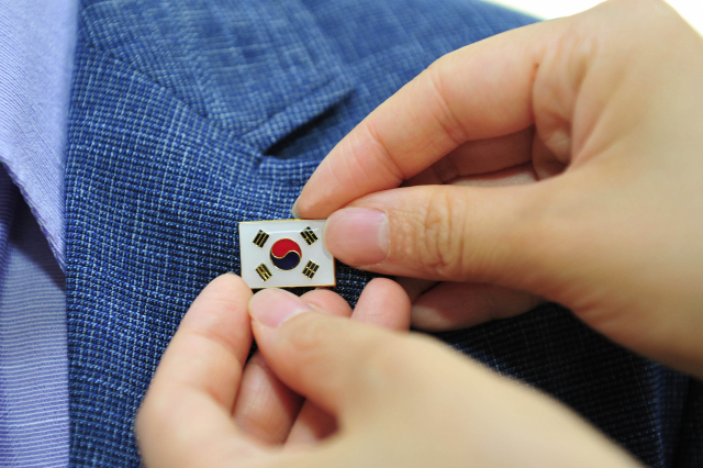 군위군 공무원이 태극기 배지를 달고 있다. 군위군 제공  