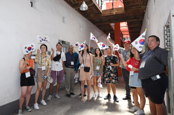 광복절을 하루 앞둔 14일 오전 서울 서대문형무소역사관을 찾은 국외 거주 독립유공자 후손들이 태극기를 흔들고 있다. 2019.8.14 오장환 기자 5zzang@seoul.co.kr