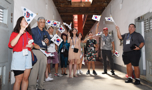 광복절을 하루 앞둔 14일 오전 서울 서대문형무소역사관을 찾은 국외 거주 독립유공자 후손들이 태극기를 흔들고 있다. 2019.8.14 오장환 기자 5zzang@seoul.co.kr