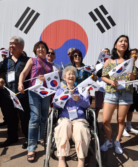광복절을 하루 앞둔 14일 오전 서울 서대문형무소역사관을 찾은 국외 거주 독립유공자 후손들이 독립군의 노래를 부르며 태극기를 흔들고 있다. 2019.8.14 오장환 기자 5zzang@seoul.co.kr