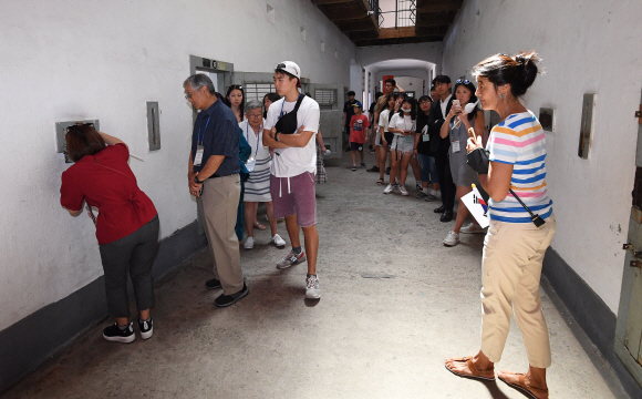 광복절을 하루 앞둔 14일 오전 서울 서대문형무소역사관을 찾은 국외 거주 독립유공자 후손들이 감옥을 살펴보고 있다. 2019.8.14 오장환 기자 5zzang@seoul.co.kr