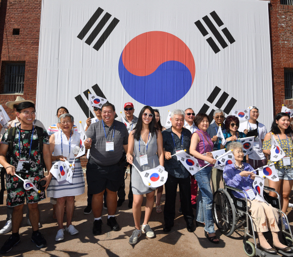 광복절을 하루 앞둔 14일 오전 서울 서대문형무소역사관을 찾은 국외 거주 독립유공자 후손들이 독립군의 노래를 들으며 태극기를 흔들고 있다. 2019.8.14 오장환 기자 5zzang@seoul.co.kr