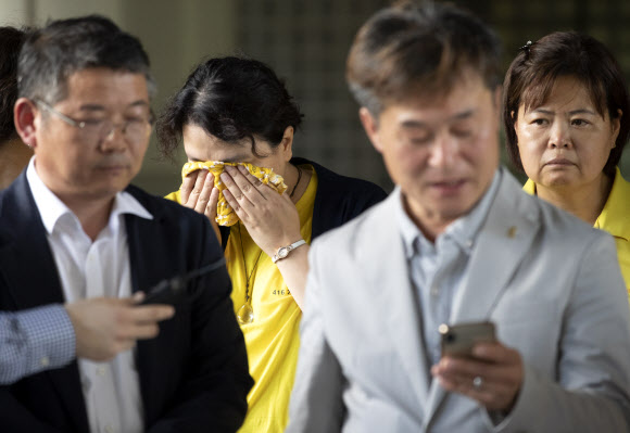 눈물 닦는 세월호 유가족