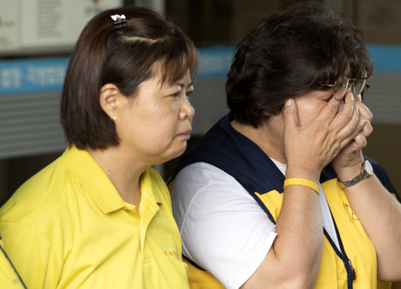 눈물 닦는 세월호 유가족
