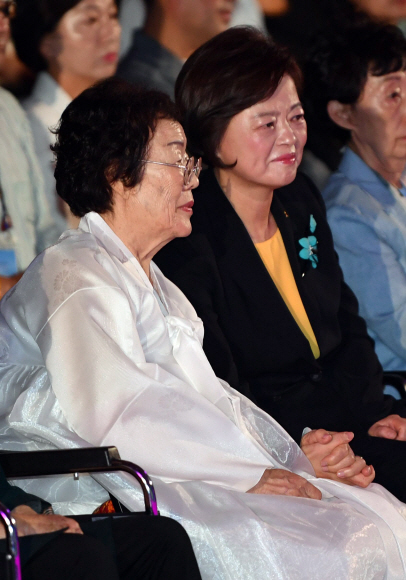 14일 서울 백범기념관에서 열린 위안부 기림의 날에 참석한 위안부 할머니들이 문화공연을 보고 있다.    2019.8.14 박지환기자 popocar@seoul.co.kr