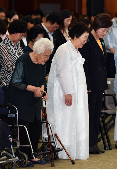 14일 서울 백범기념관에서 열린 위안부 기림의 날에 참석한 위안부 할머니와 시민이 묵념을 하고 있다. 2019.8.14 박지환기자 popocar@seoul.co.kr