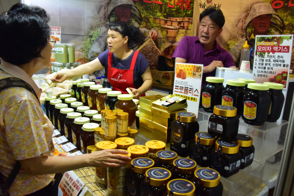 14일 서울 삼성동 코엑스에서 열린 ‘2019년 한가위 명절선물전 & 소금박람회’ 에서 관람객들이 전시장을 둘러보고 있다. 2010년부터 매년 개최되는 이번행사는 전국의 350여 업체들이 참여해 3000여 가지의 명절선물들이 전시된다. 2019.08.14.   이종원 선임기자 jongwon@seoul.co.kr