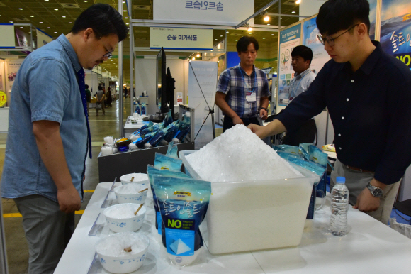 14일 서울 삼성동 코엑스에서 열린 ‘2019년 한가위 명절선물전 & 소금박람회’ 에서 관람객들이 전시장을 둘러보고 있다. 2010년부터 매년 개최되는 이번행사는 전국의 350여 업체들이 참여해 3000여 가지의 명절선물들이 전시된다. 2019.08.14.   이종원 선임기자 jongwon@seoul.co.kr