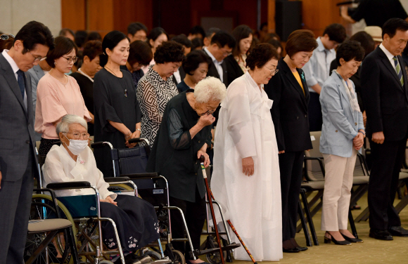 14일 서울 백범기념관에서 열린 위안부 기림의 날에 참석한 위안부 할머니와 시민이 묵념을 하고 있다.   2019.8.14 박지환기자 popocar@seoul.co.kr