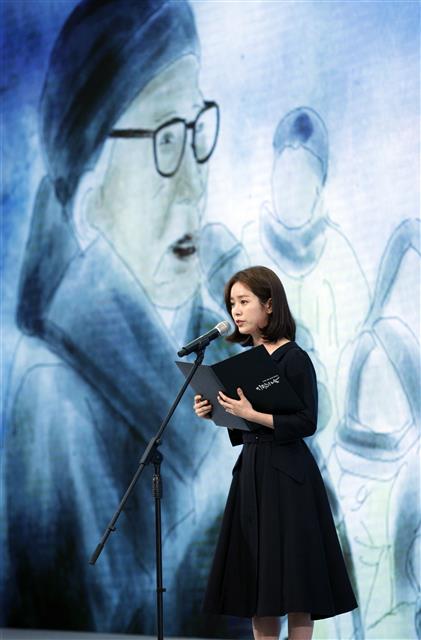 편지 낭송하는 한지민