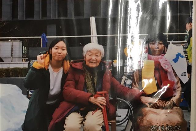 에다 유타카 할머니가 지난 3월 4일 서울 종로구 옛 일본대사관 앞 소녀상을 찾아 소녀상의 손을 어루만지고 있다. 할머니는 이날 오후 비행기편으로 일본에 돌아갔고, 10일 후인 14일 세상을 떠났다. 에다 다쿠오 제공