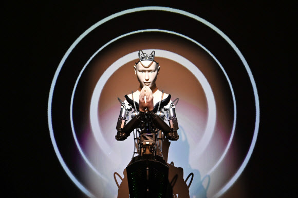 일본 교토의 400년된 사찰 고다이지에 있는 ‘로봇 스님’ 마인다. 교통 AFP 연합뉴스