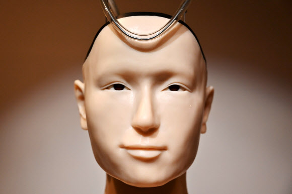 일본 교토의 400년된 사찰 고다이지에 있는 ‘로봇 스님’ 마인다의 얼굴 정면. 교통 AFP 연합뉴스