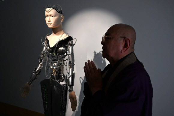 일본 교토의 400년된 사찰 고다이지에 있는 ‘로봇 스님’ 마인다에 대해 설명하는 한 스님(오른쪽). 교통 AFP 연합뉴스