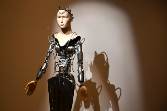 일본 교토의 400년된 사찰 고다이지에 있는 ‘로봇 스님’ 마인다가 불법을 설법하는 모습. 교통 AFP 연합뉴스