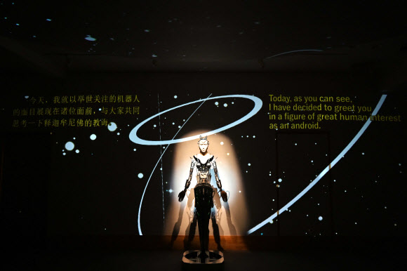 일본 교토의 400년된 사찰 고다이지에 있는 ‘로봇 스님’ 마인다가 불법을 설법하는 모습. 교통 AFP 연합뉴스