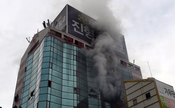 15일 서울 남대문 오피스텔에서 발생한 화재를 소방관이 진압하고 있다. 2019.8.15  박지환기자 popocar@seoul.co.kr
