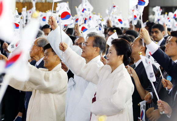 문재인 대통령이 15일 오전 천안 독립기념관 겨레의 집에서 열린 제74주년 광복절 경축식에서 참석자들과 함께 만세삼창을 하고 있다. 2019.8.15  연합뉴스