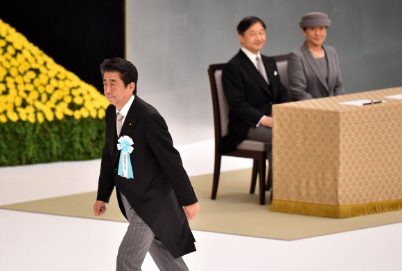 15일(현지시간) 일본 도쿄도 지요다구에 있는 닛폰부도칸에서 열린 태평양전쟁 종전 74주년 기념행사 ‘전국전몰자추도식’에 참석한 나루히토 일왕 부부와 아베 총리. AFP 연합뉴스