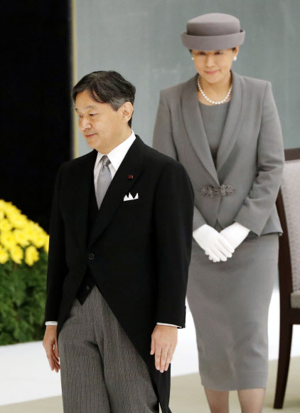 나루히토 일왕 부부가 15일 도쿄도 지요다(千代田)구 ‘닛폰부도칸’(日本武道館)에서 열린 태평양전쟁 종전(패전) 74주년 ‘전국전몰자추도식’에 입장하고 있다. 2019.8.15  연합뉴스
