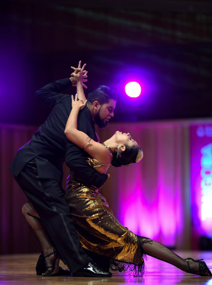 콜롬비아 탱고 댄서들이 14일(현지시간) 아르헨티나 부에노스아이레스에서 열린 ‘탱고 월드 챔피언십(Tango World Championship )’에서 멋진 공연을 펼치고 있다. AFP 연합뉴스