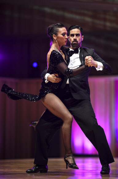 아르헨티나 탱고 댄서들이 14일(현지시간) 아르헨티나 부에노스아이레스에서 열린 ‘탱고 월드 챔피언십(Tango World Championship )’에서 멋진 공연을 펼치고 있다. AFP 연합뉴스