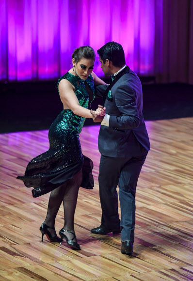 베네주엘라 탱고 댄서들이 14일(현지시간) 아르헨티나 부에노스아이레스에서 열린 ‘탱고 월드 챔피언십(Tango World Championship )’에서 멋진 공연을 펼치고 있다. AFP 연합뉴스