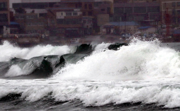 태풍 ‘크로사’가 일본에 상륙한 15일 부산 해운대해수욕장에서 높은 파도가 덮치고 있다. 태풍 영향으로 한국 동해안에는 강풍?호우 특보가 발효돼 있다. 2019.8.15  연합뉴스