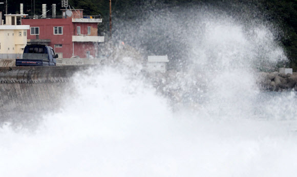 광복절인 15일 오후 10호 태풍 ‘크로사’가 북상하며 경북 울릉군 울릉읍 사동항 인근 해안도로에 거센 파도가 치고 있다. 기상청은 크로사의 영향으로 이날부터 16일 새벽까지 울릉도?독도 지역에 100~200mm의 많은 비와 순간풍속 초속 30m 내외의 매우 강한 바람이 불 것으로 내다봤다. 2019.8.15  연합뉴스