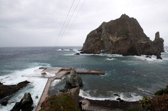 광복절인 15일 오후 10호 태풍 ‘크로사’가 북상하며 경북 울릉군 독도에 거센 파도가 치고 있다. 이날 울릉도와 독도를 오가는 여객선 운항이 전면 중단됐다. 2019.8.15  연합뉴스