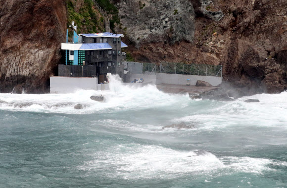 광복절인 15일 오후 10호 태풍 ‘크로사’가 북상하며 경북 울릉군 독도 서도 주민숙소 부근에 거센 파도가 치고 있다. 이날 울릉도와 독도를 오가는 여객선 운항이 전면 중단됐다. 2019.8.15  연합뉴스