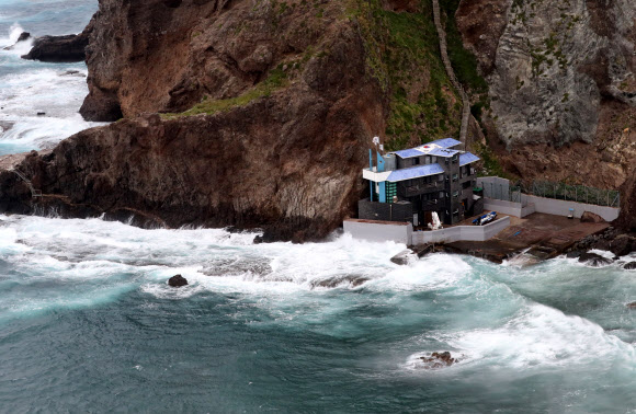 광복절인 15일 오후 10호 태풍 ‘크로사’가 북상하며 경북 울릉군 독도 서도 주민숙소 부근에 거센 파도가 치고 있다. 이날 울릉도와 독도를 오가는 여객선 운항이 전면 중단됐다. 2019.8.15  연합뉴스