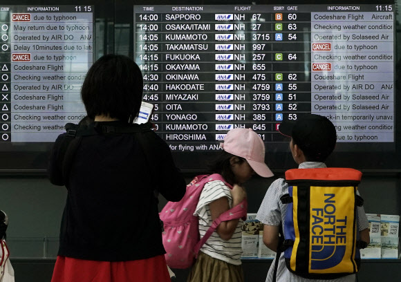 태풍 크로사 영향에 일본 항공편 잇달아 결항