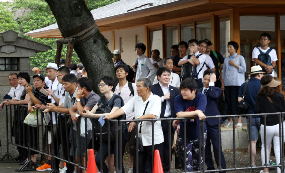 한국의 광복절이자 일본의 패전일인 15일 일본 도쿄(東京) 지요다(千代田)구의 야스쿠니신사(靖國神社)에서 우익 참배자들이 참배하기 위해 신사에 들어오는 정치인들을 기다리고 있다. 2019.8.15  연합뉴스