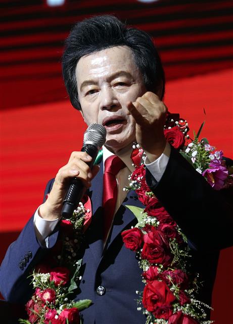 허경영 국가혁명당 당대표가 15일 오후 경기 고양시 일산서구 킨텍스에서 열린 ‘국가혁명당 창당대회’에서  당대표 수락연설을 하고 있다.  이날 허 대표는 국가혁명당 대표 및 대통령 후보로 추대, 국민배당금제(1인당 매월 150만원, 성인4인 가족당 월600만원) 등 혁명공약 33개 조항을 공식 선포했다. 2019.8.15 뉴스1